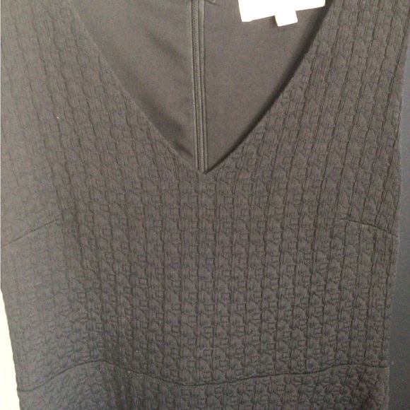 Elegant Black Sleeveless Dress - Picture 2 of 7